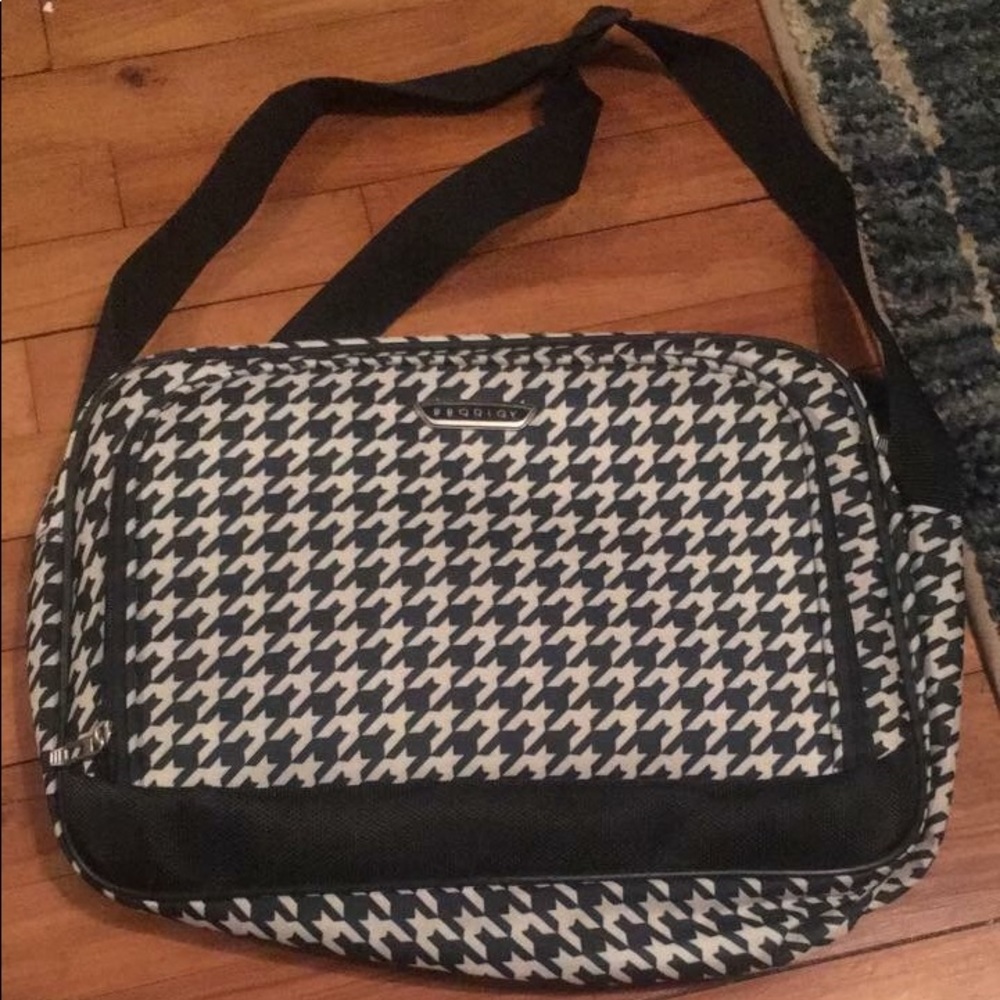 Laptop carrying case
